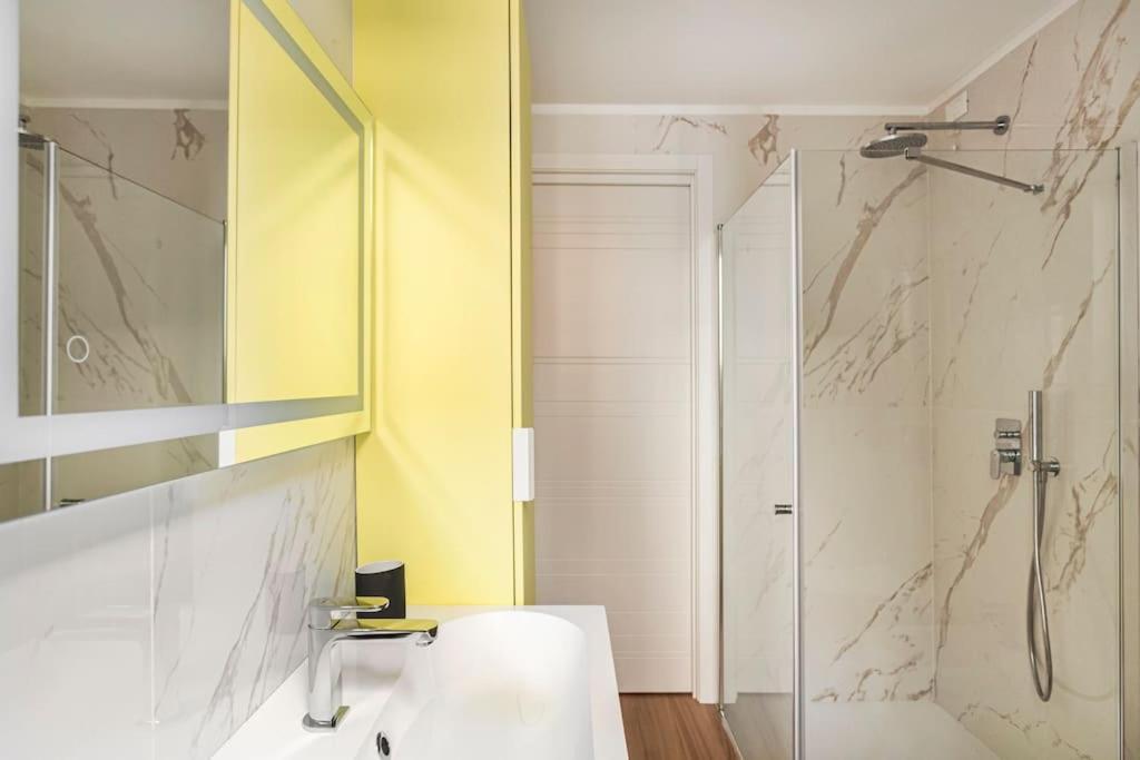 Amazing Apartment In Duomo Milão Exterior foto